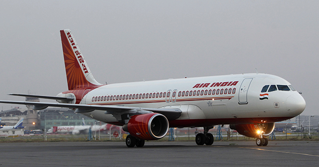 twoairindiapilotssuspendedafterplanehitspoleatmumbaiairport